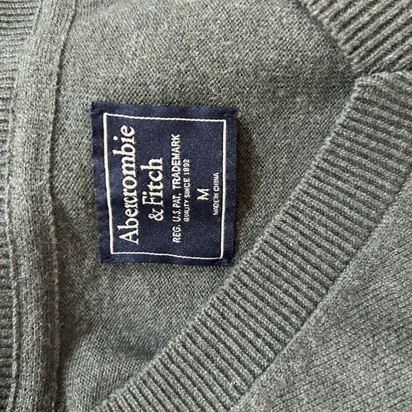 Abercrombie & Fitch Men’s Medium Gray V-Neck Sweater - Picture 3 of 5